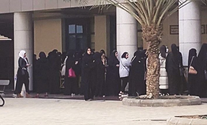 طوابير الطالبات خارج صالة التسجيل