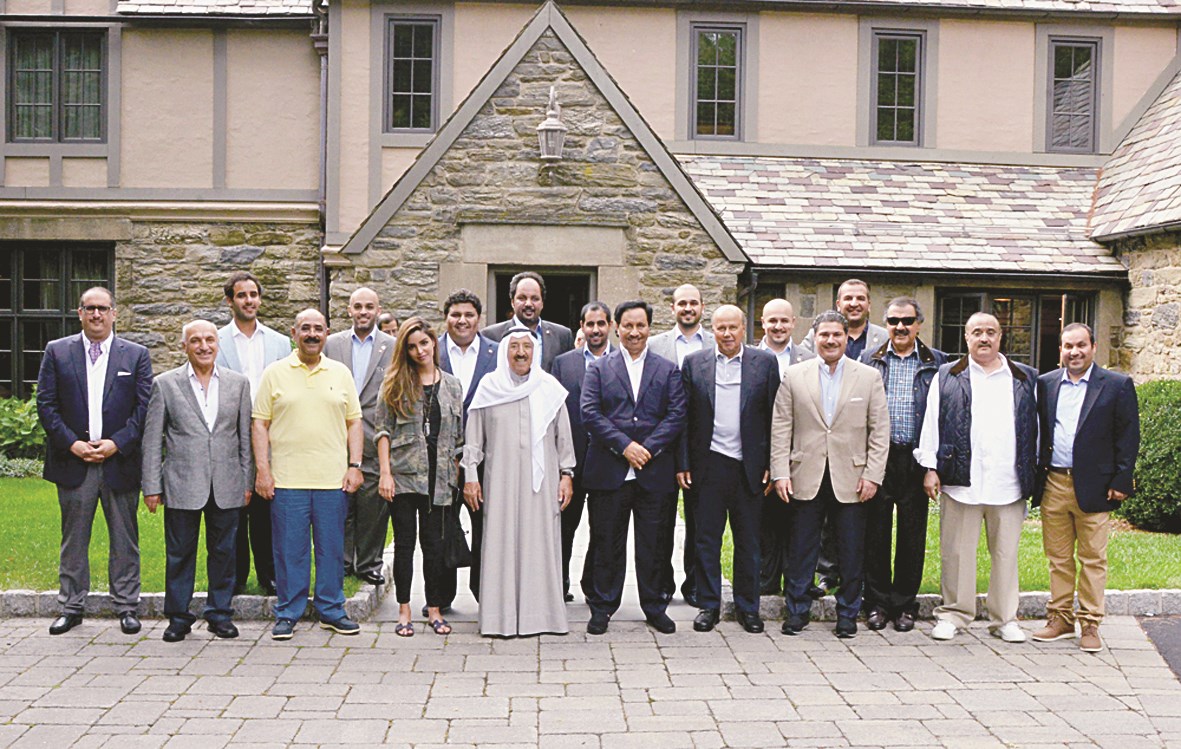 صاحب السمو متوسطاً مشعل الأحمد وجابر المبارك والوفدين المرافقين لسموه وسمو رئيس الوزراء