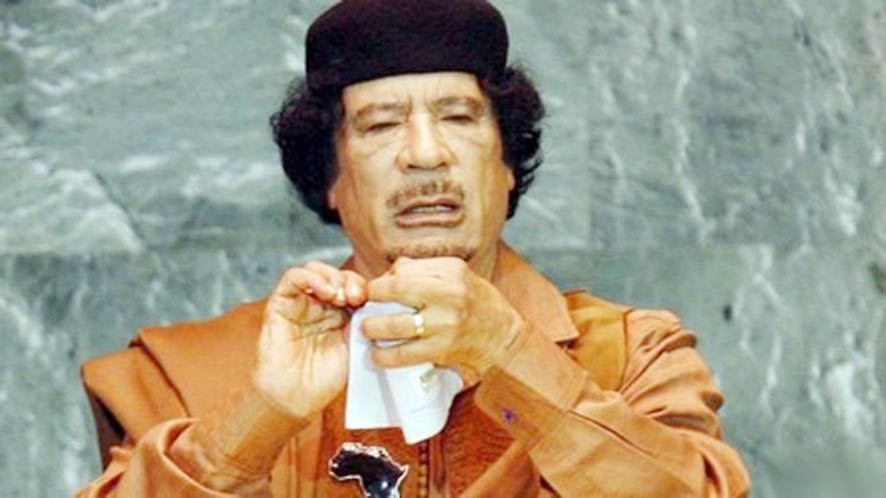 القذافي يمزق نسخة من ميثاق الامم المتحدة