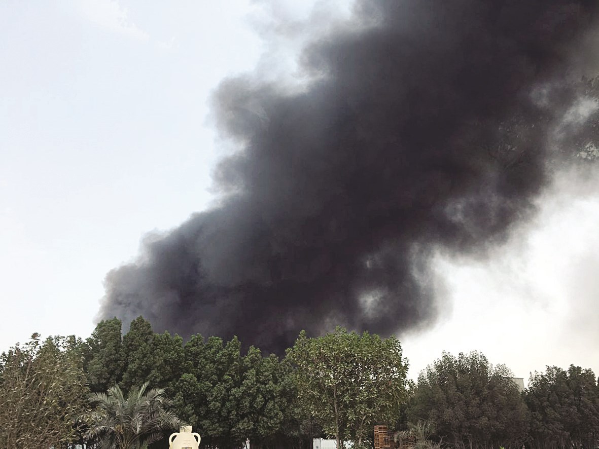 الرياح شتتت الدخان المتصاعد والغازات السامة