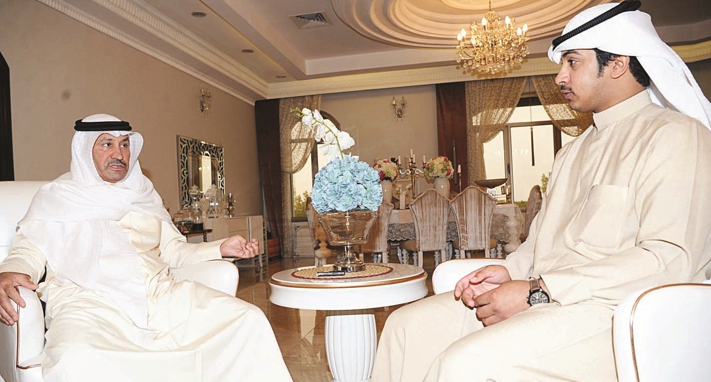 طنا متحدثاً للزميل ناصر المحيسن    (تصوير نايف العقلة)