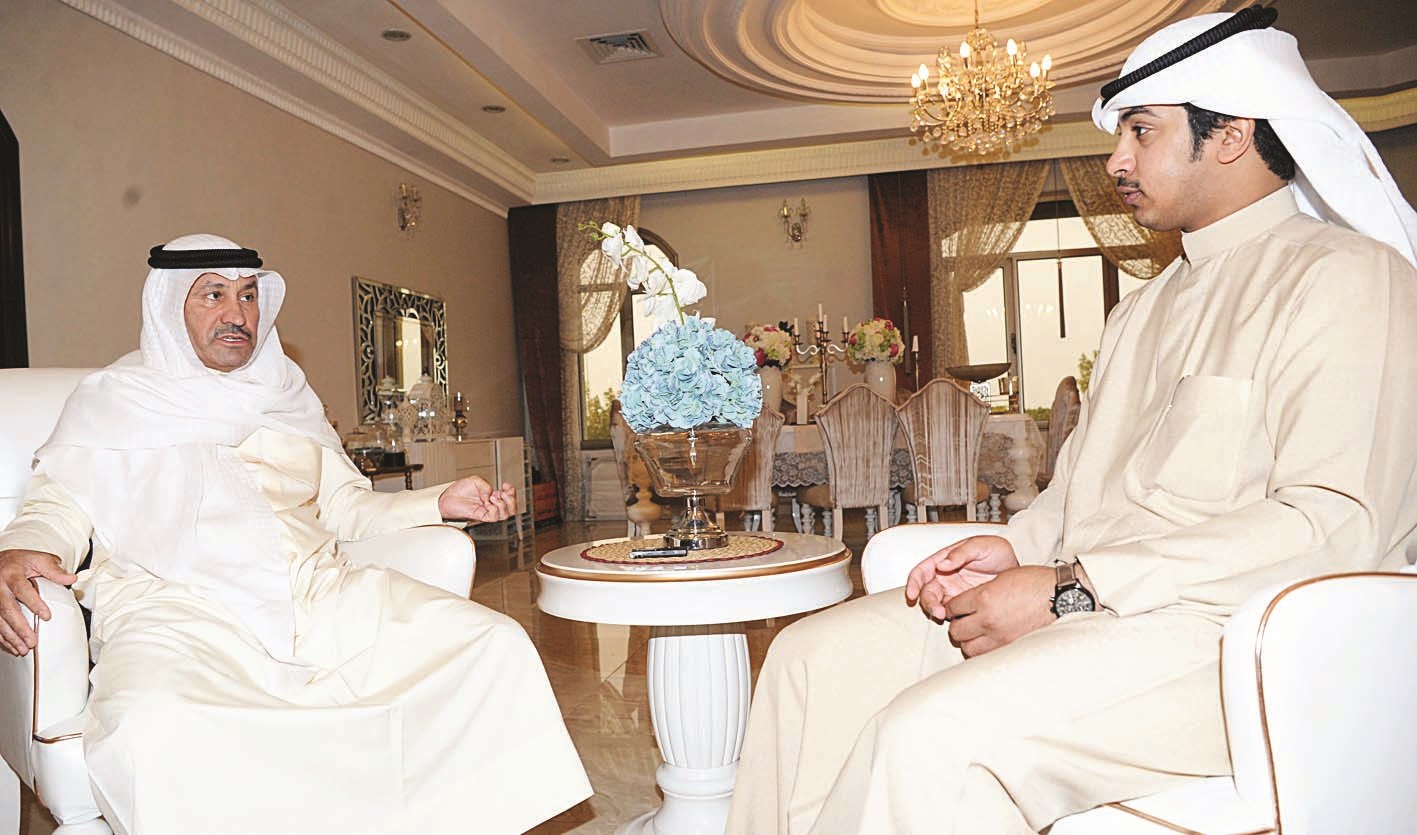 طنا متحدثاً للزميل ناصر المحيسن    (تصوير نايف العقلة)