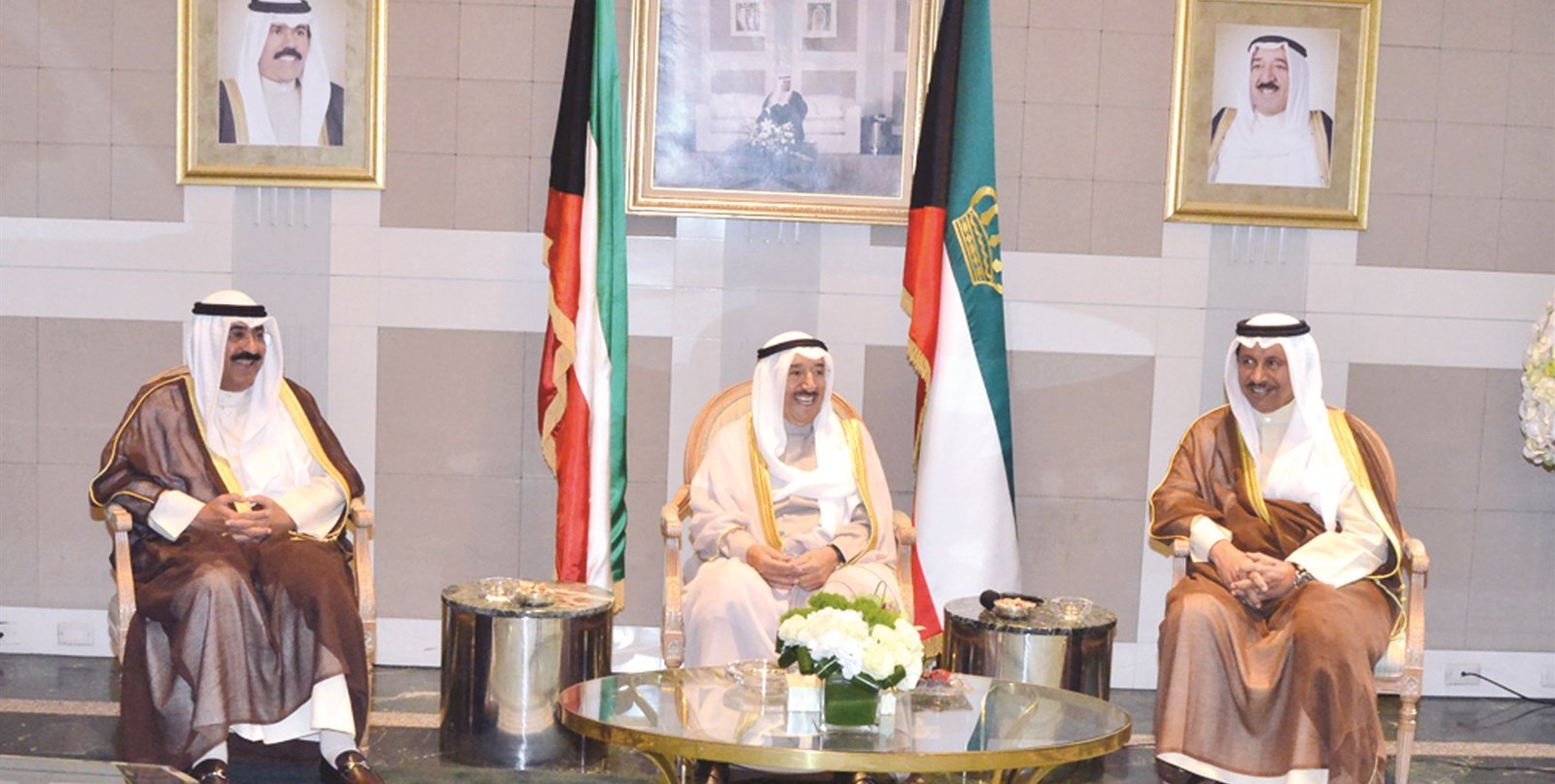 صاحب السمو متوسطا مشعل الأحمد وجابر المبارك