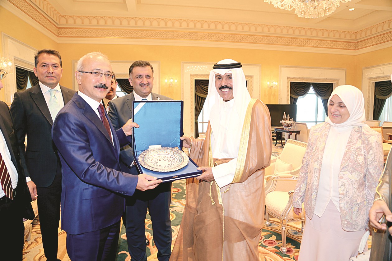 u0646u0627u0626u0628 u0627u0644u0623u0645u064au0631 u064au062au0633u0644u0645 u0647u062fu064au0629 u0645u0646 u0648u0632u064au0631 u0627u0644u062au0646u0645u064au0629 u0627u0644u062au0631u0643u064a