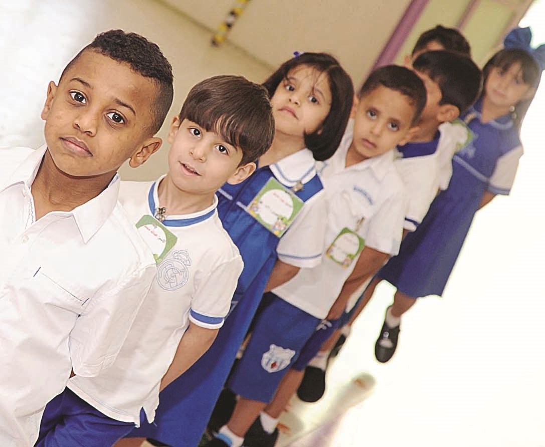 نظرات أمل في الطابور