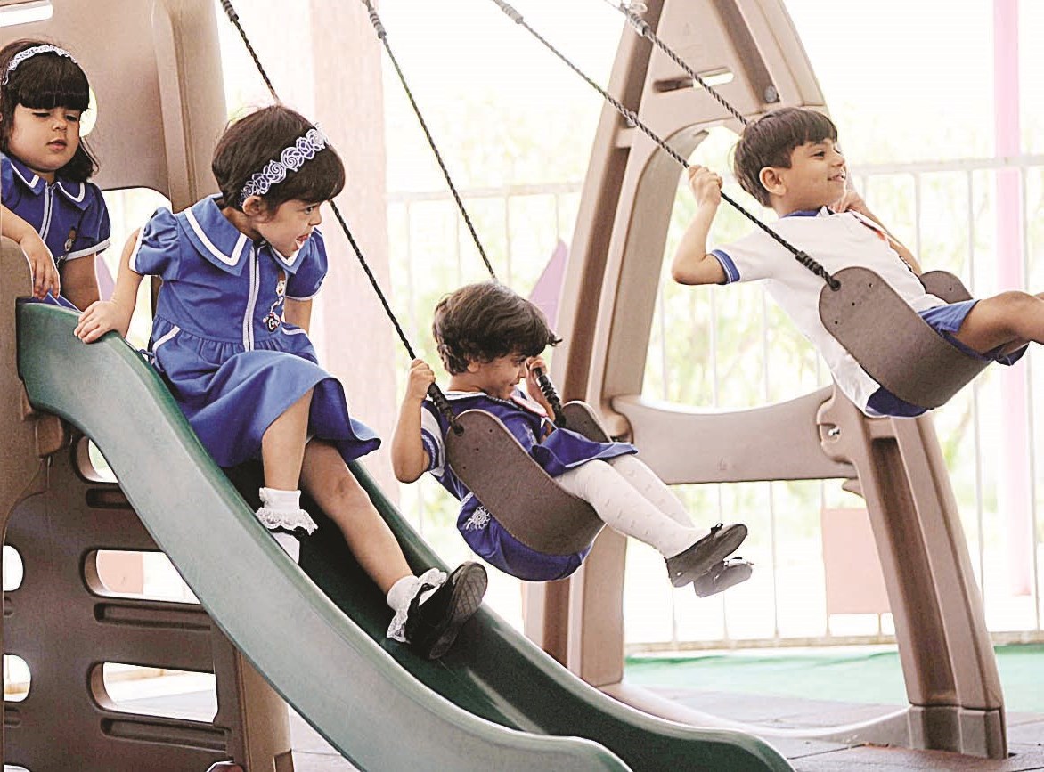 أطفال الرياض استقبلوا بالألعاب والمرح