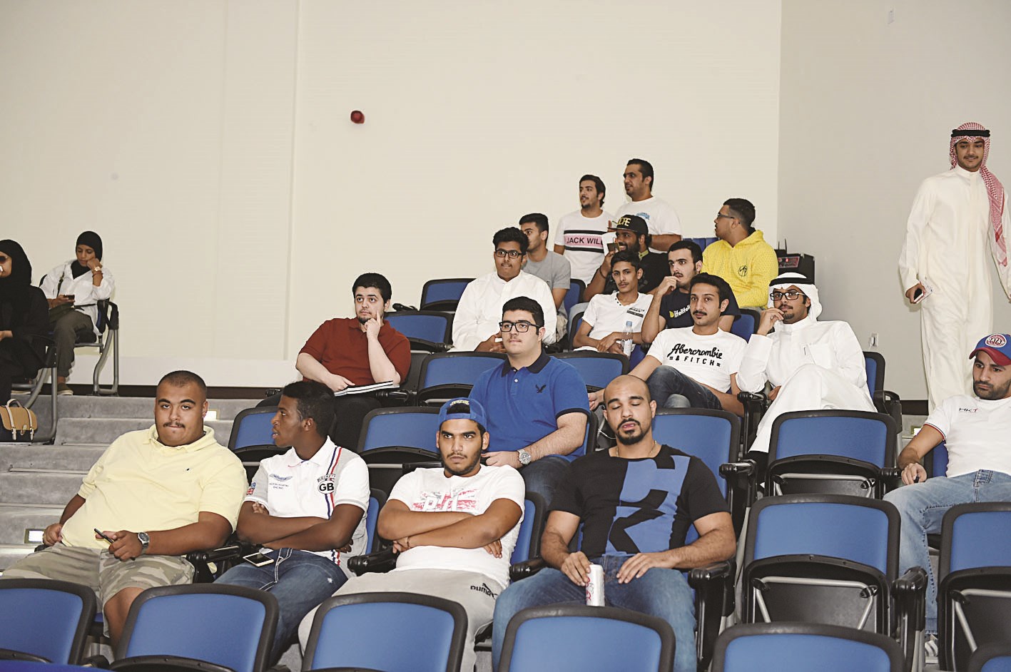 u062cu0627u0646u0628 u0645u0646 u0627u0644u062du0636u0648u0631 (u062au0635u0648u064au0631 u062cu0627u0633u0645 u0628u0627u0631u0648u0646)