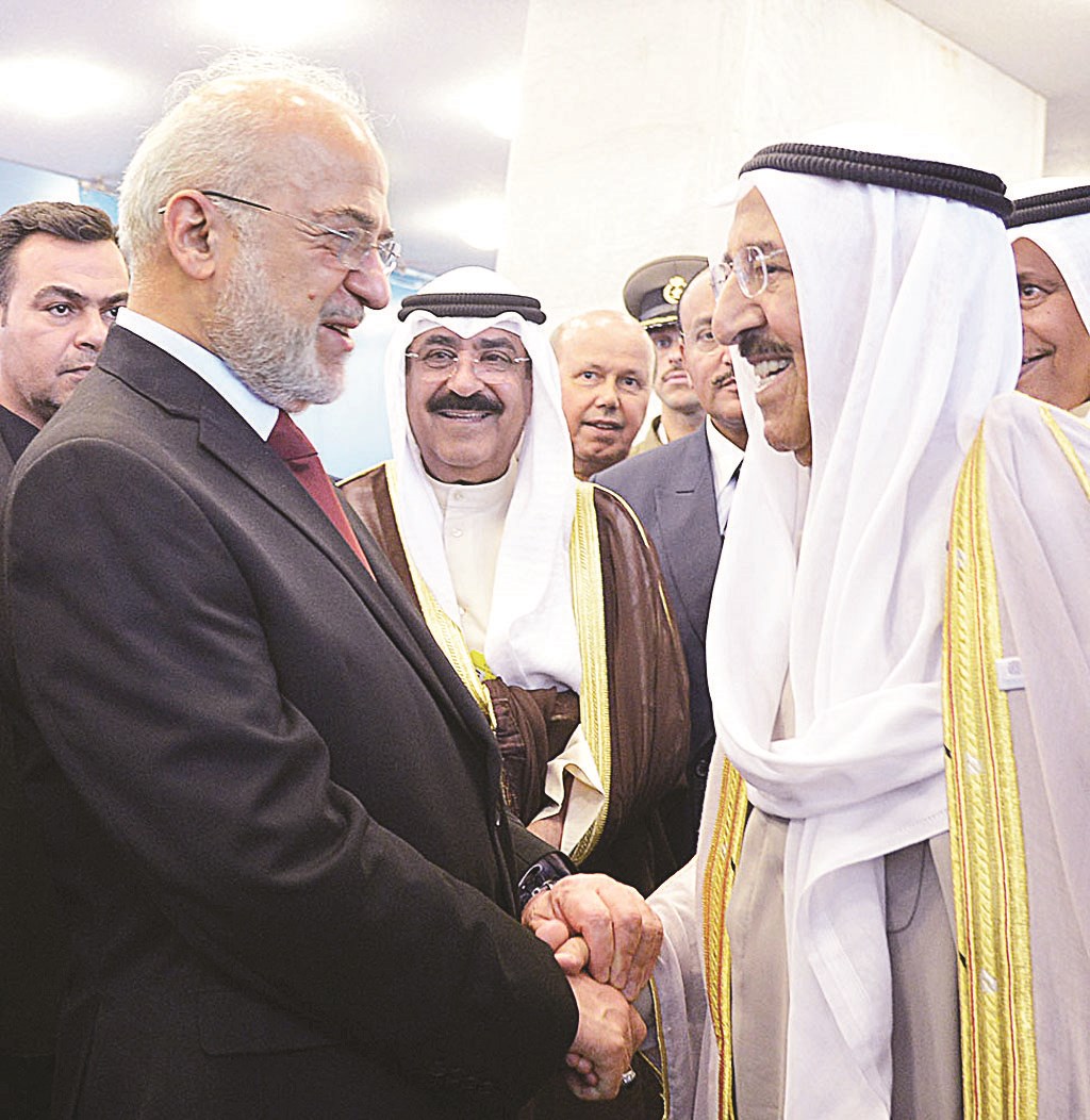 ... ومصافحاً وزير الخارجية العراقي ابراهيم الجعفري