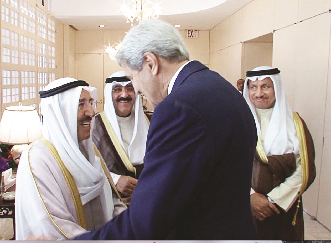 الأمير مستقبلاً بحضور مشعل الأحمد وجابر المبارك الوزير كيري