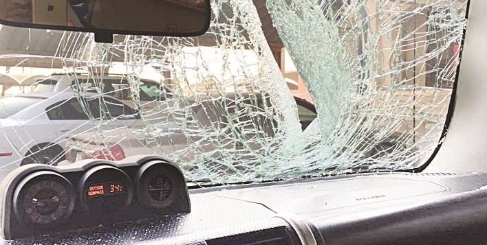 الزجاج المُهشم بفعل قطعة الحديد المتطايرة