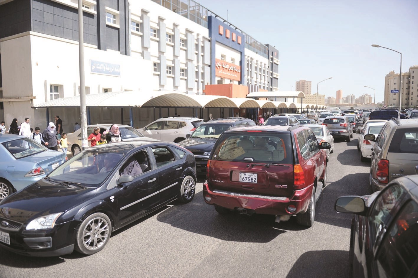 زحمة سيارات أمام إحدى المدارس