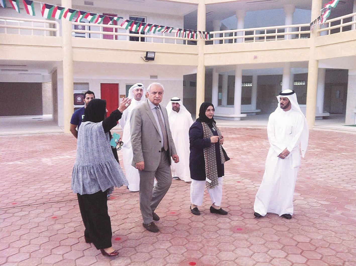 العيسى والخالدي في باحة إحدى المدارس