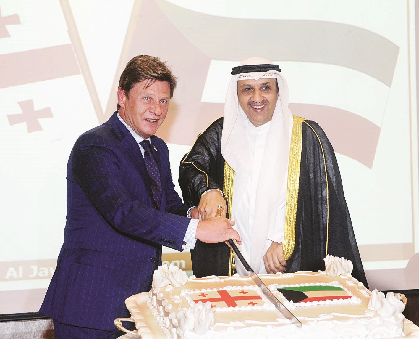 الحمد يشارك السفير الجورجي قطع قالب الحلوى