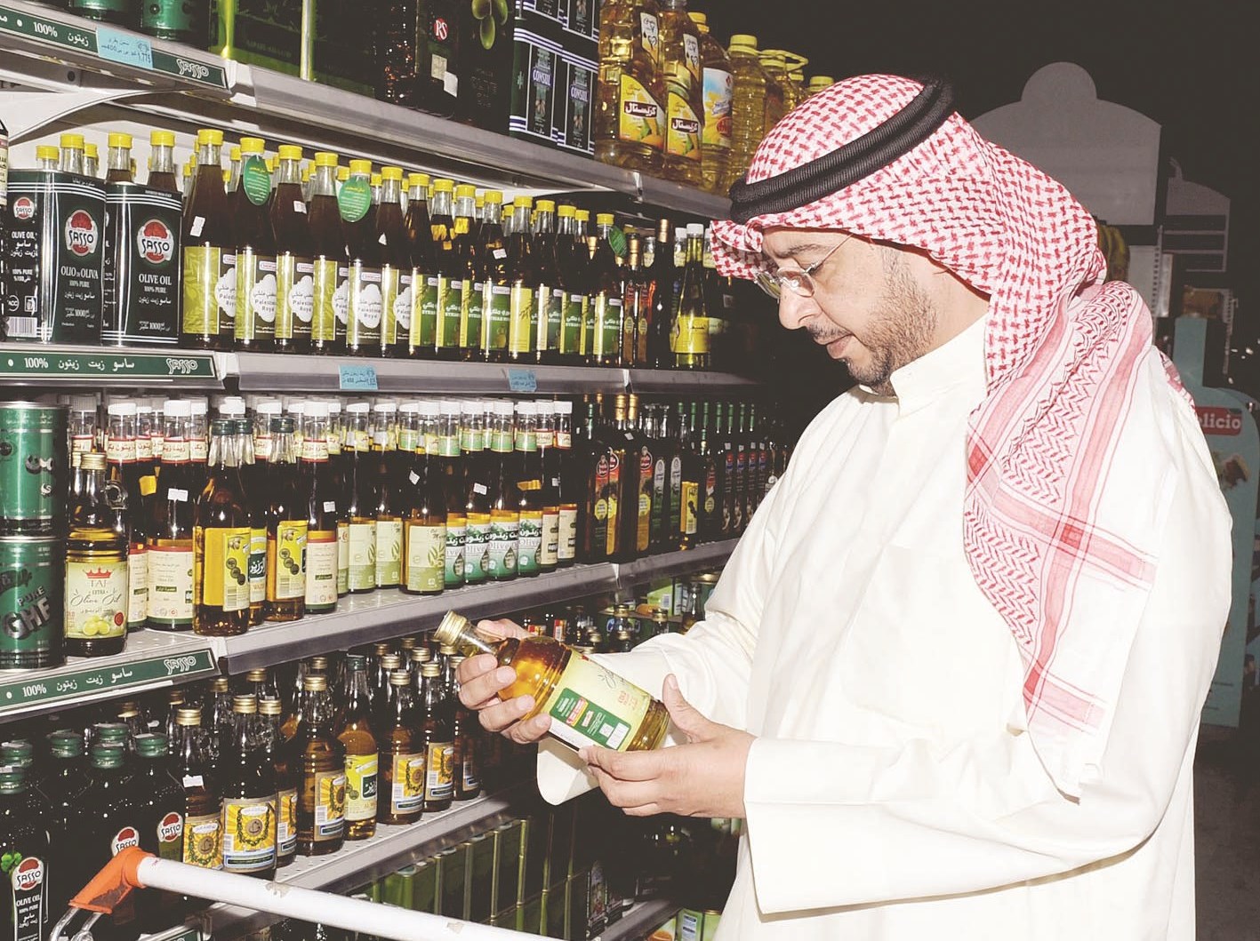 سامي المنيخ يدقق في إحدى السلع