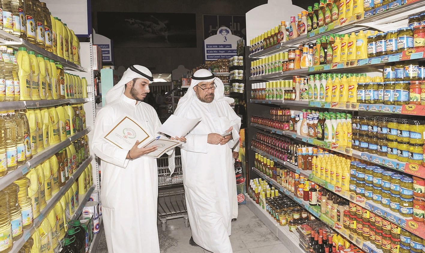 u0623u0639u0636u0627u0621 u0627u0644u0644u062cu0646u0629 u064au0642u0627u0631u0646u0648u0646 u0628u064au0646 u0627u0644u0623u0633u0639u0627u0631 u0627u0644u0645u0639u0631u0648u0636u0629 u0648u0644u0648u0627u0626u062d u0627u0644u0627u062au062du0627u062f (u062au0635u0648u064au0631 u0643u0631u0645 u0630u064au0627u0628)