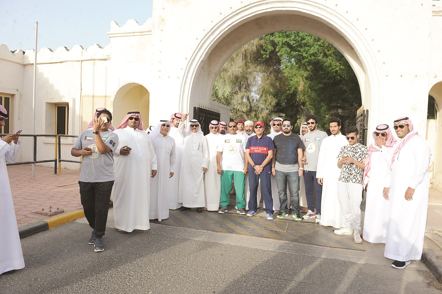 u0627u0644u0639u062au064au0628u064a u0645u062au0648u0633u0637u0627u064b u0645u0645u062bu0644u064a u0627u0644u0633u0641u0627u0631u0629 u0627u0644u0633u0639u0648u062fu064au0629 u0648u0627u0644u0647u064au0626u0629 u0627u0644u0639u0627u0645u0629 u0627u0644u0631u064au0627u0636u0629 u0623u0645u0627u0645 u0628u0648u0627u0628u0629 u0642u0635u0631 u062fu0633u0645u0627u0646 (u062au0635u0648u064au0631 u0643u0631u0645 u0630u064au0627u0628)