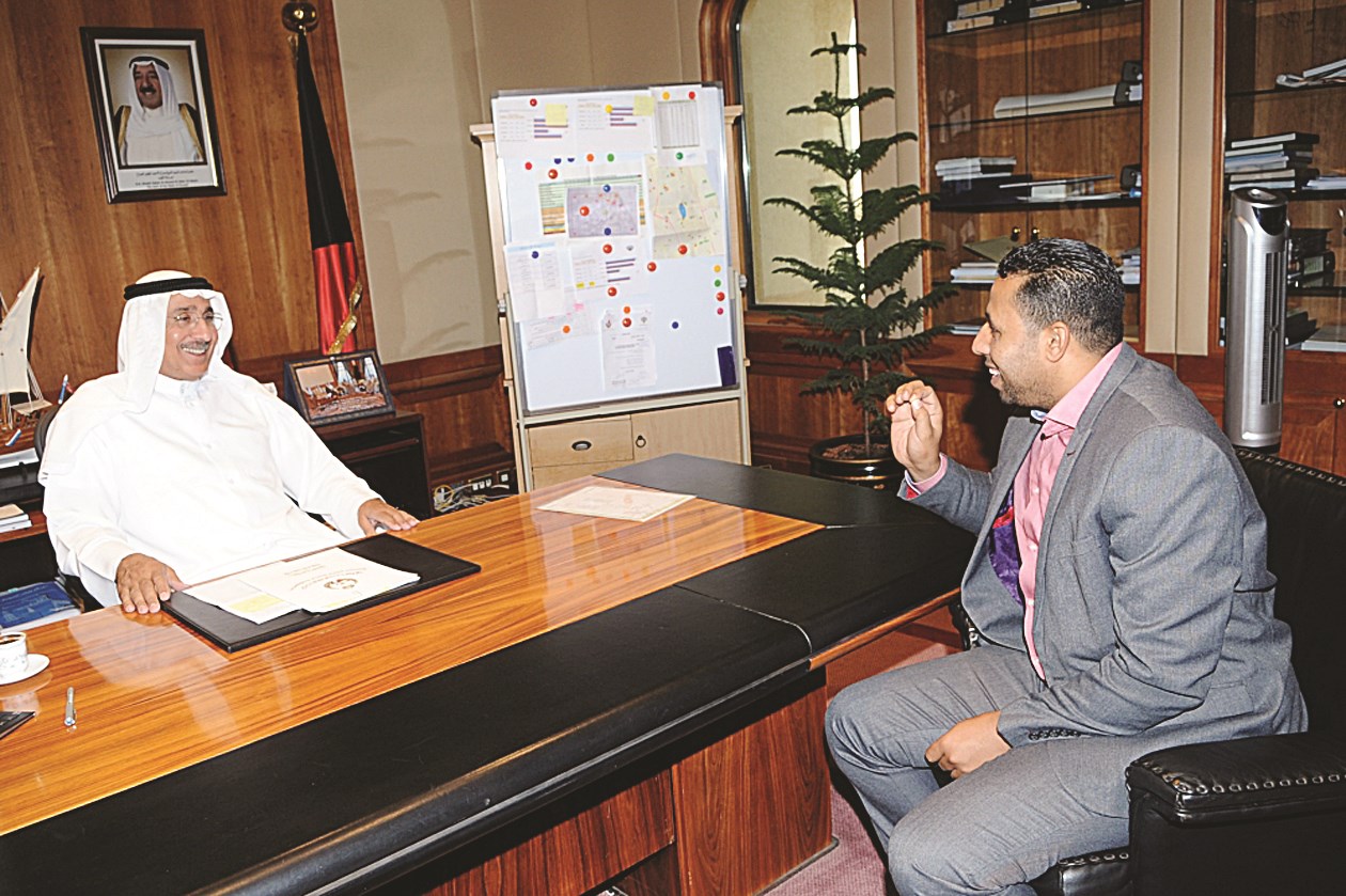 الوزير الجسار متحدثا للزميل علي العلاس (تصوير كرم ذياب)