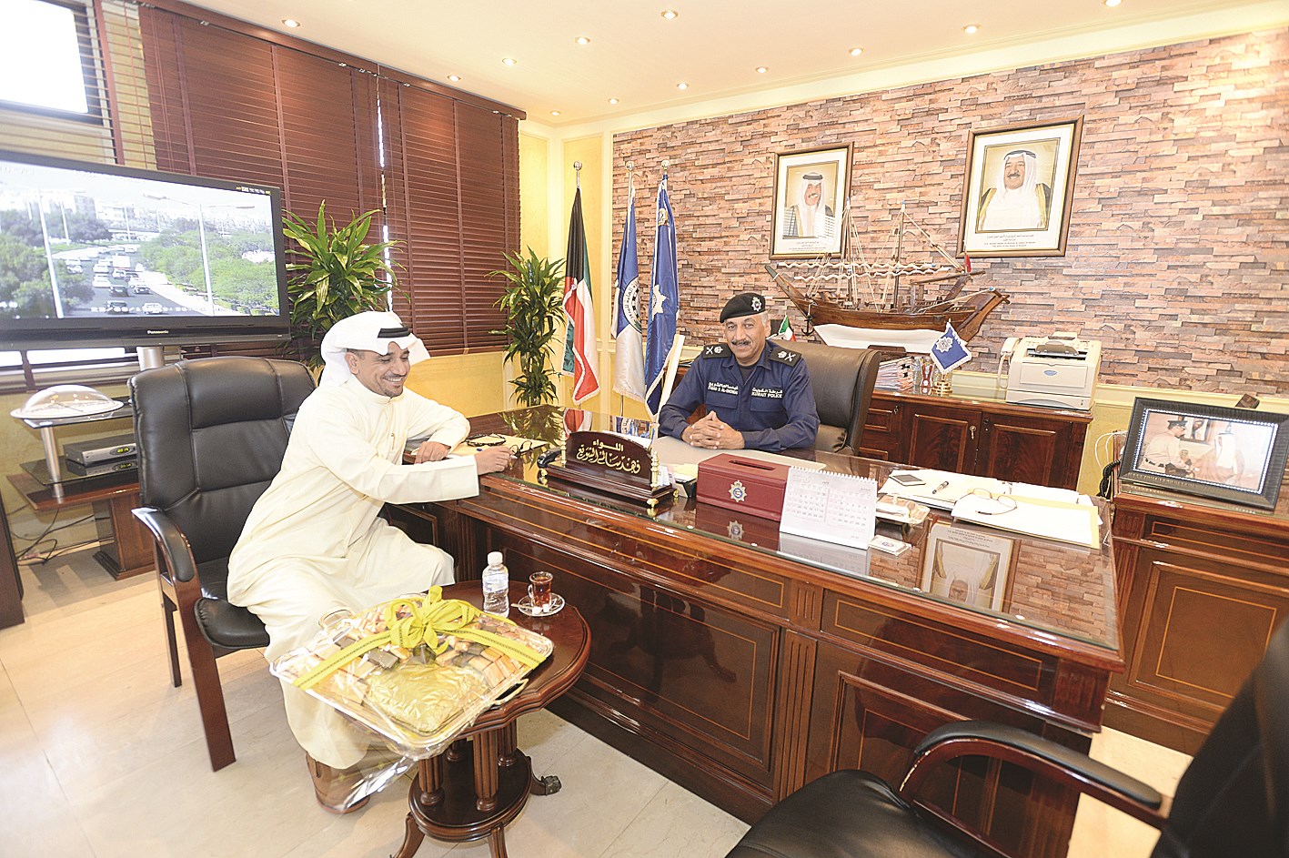 اللواء الشويع متحدثا الى الزميل منصور الشمري