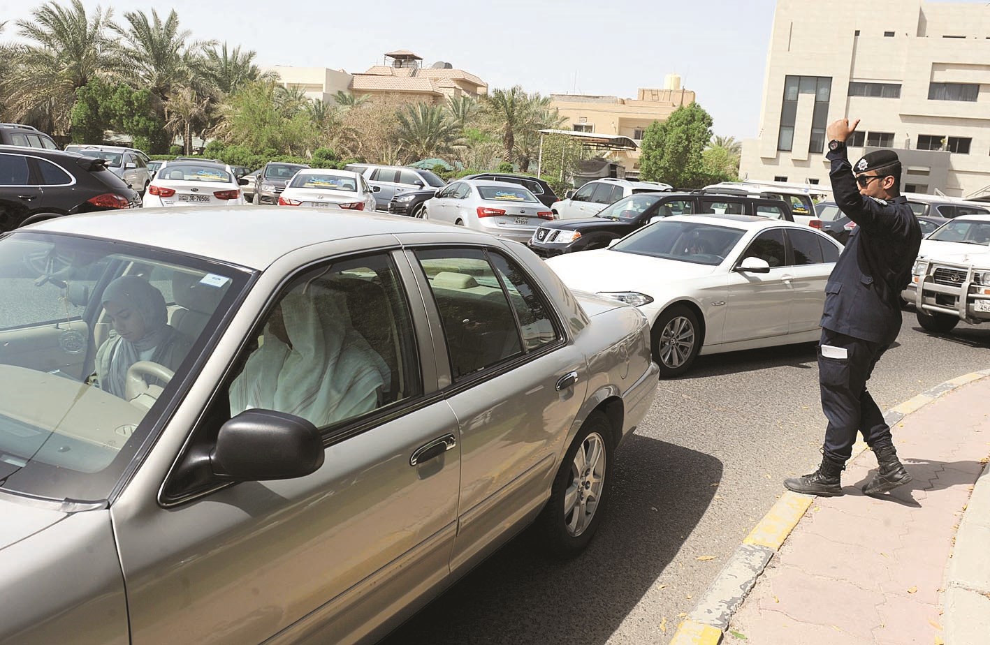 رجل مرور يسهل حركة المركبات