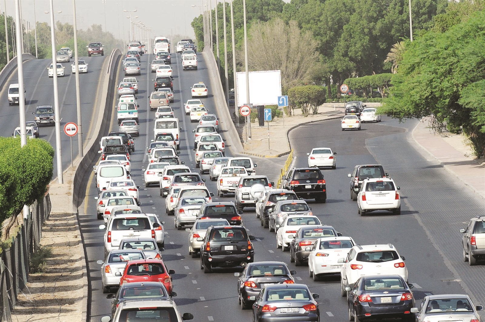 زحمة سيارات لم تصل إلى حد الاختناقات المرورية (تصوير كرم ذياب)