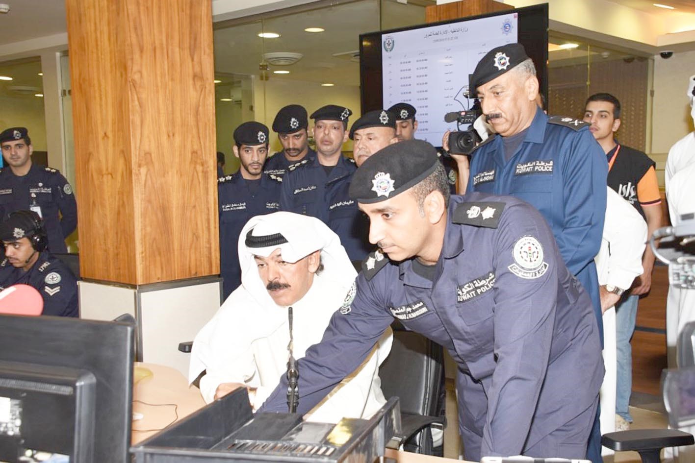 الخالد متحدثا لرجال دوريات المرور عبر اللاسلكي