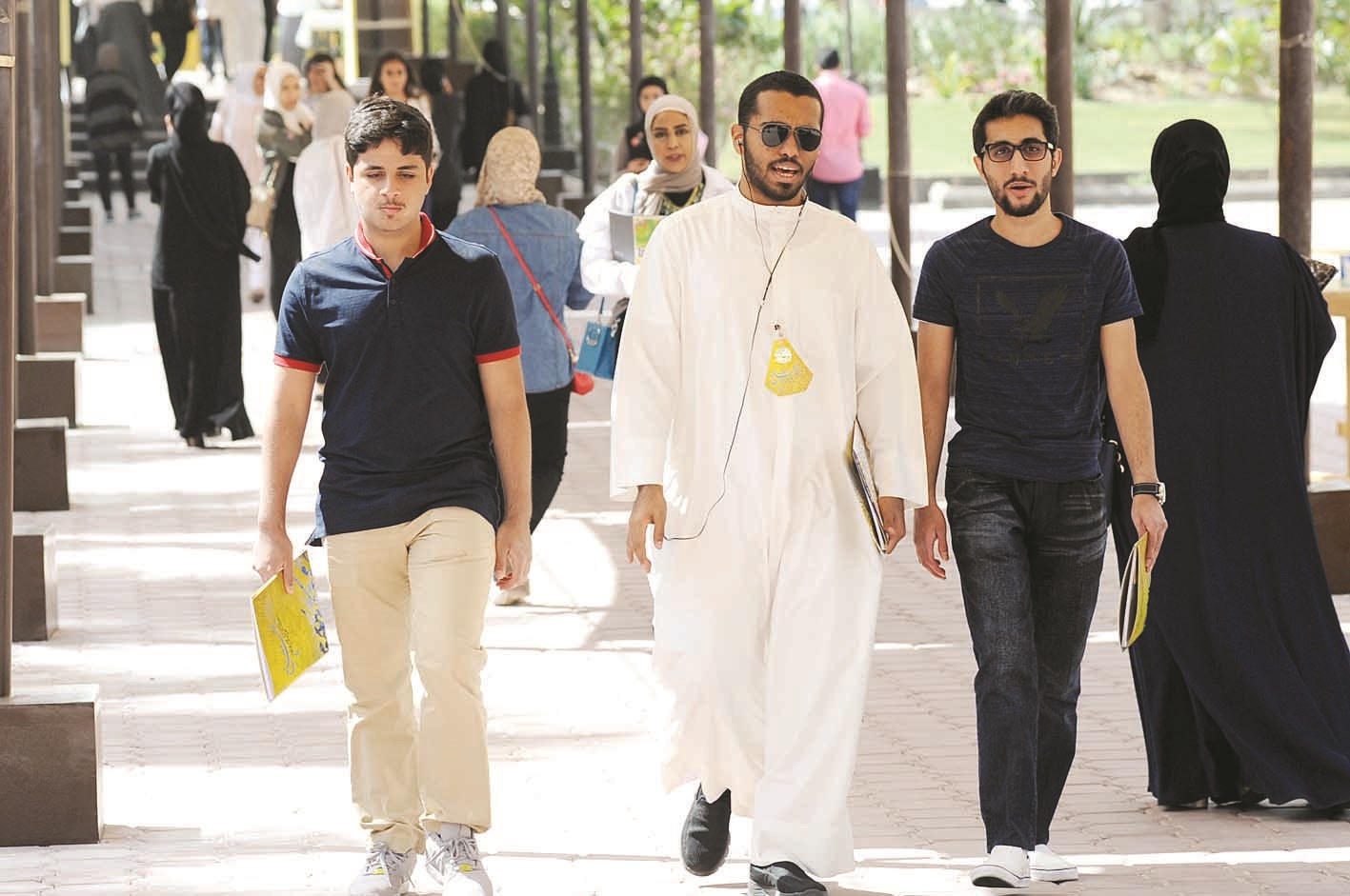 حماس شبابي في أول أيام الدراسة