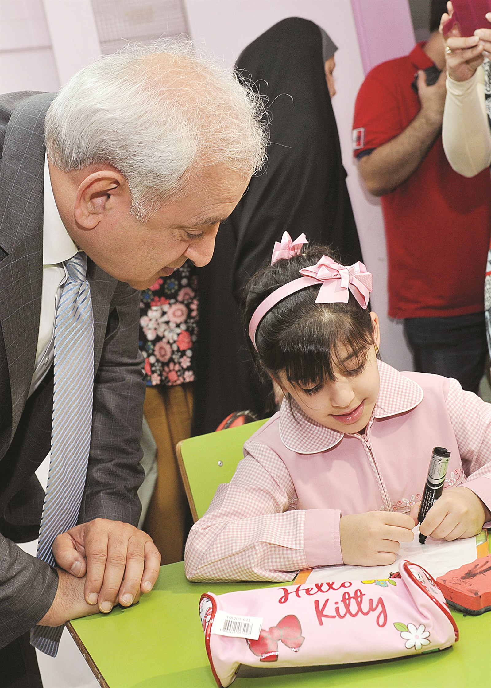 العيسى يتابع زهرة وهي ترسم