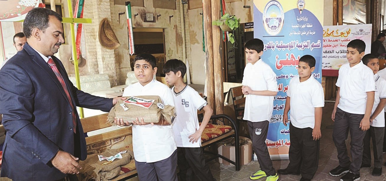 تسليم الكتب في أول يوم دراسي