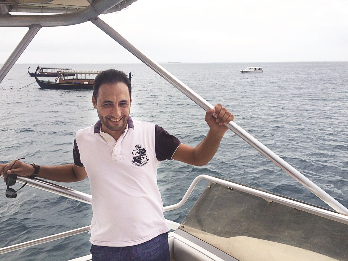الزميل أحمد زكريا على متن قارب في «فيتافيلي»