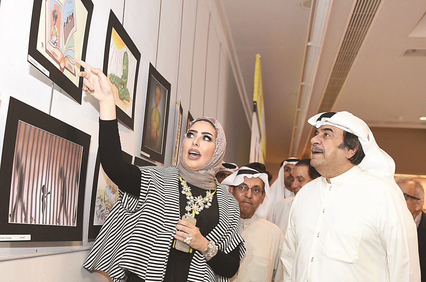 الزميلة سارة النومس تشرح أعمالها للفنان عبدالحسين عبدالرضا (تصوير جاسم بارون)