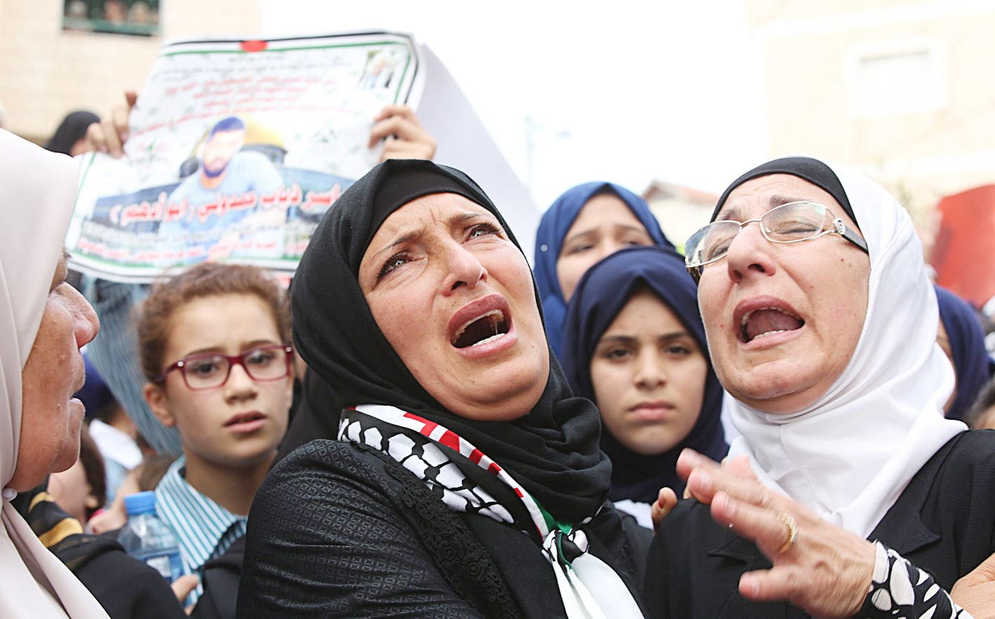 u0623u0642u0627u0631u0628 u0627u0644u0623u0633u064au0631 u064au0627u0633u0631 u062du0645u062fu0648u0646u0629 u0623u062bu0646u0627u0621 u062au0634u064au064au0639u0647 u0641u064a u0628u0644u062fu0629 u064au0639u0628u062f u0642u0631u0628 u062cu0646u064au0646 u0623u0645u0633  (u0627 u0628)