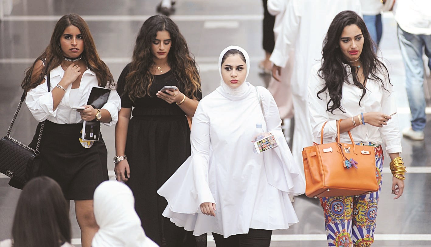 طالبات في طريقهن للمشاركة في العرس الديموقراطي