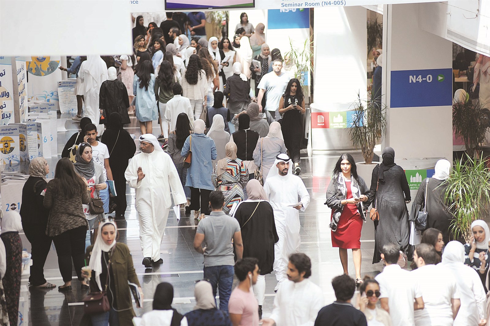 توافد طلابي بين المحاضرات