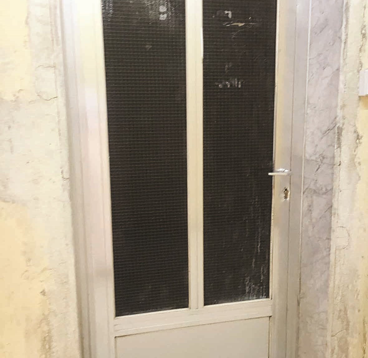 ... ولا أقفال