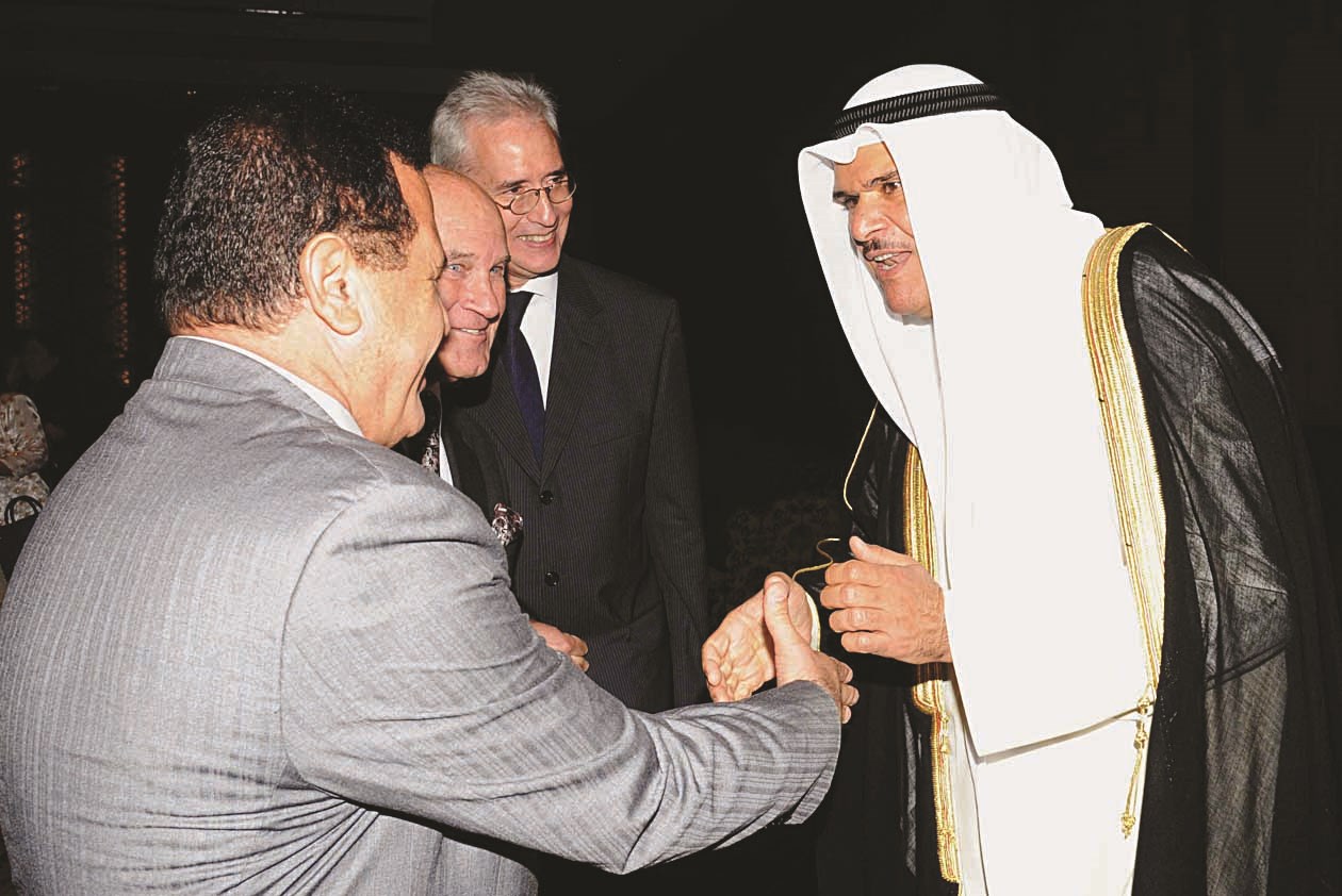 الحمود مصافحاً بعض السفراء