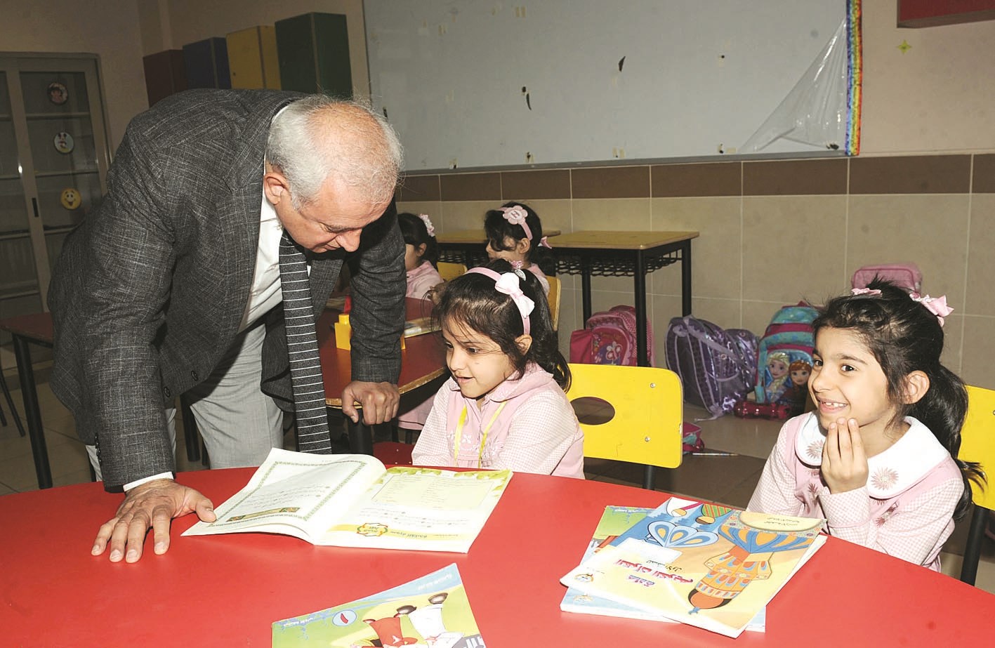 ... ويتحدث إلى زهرة في مدرسة ابتدائية