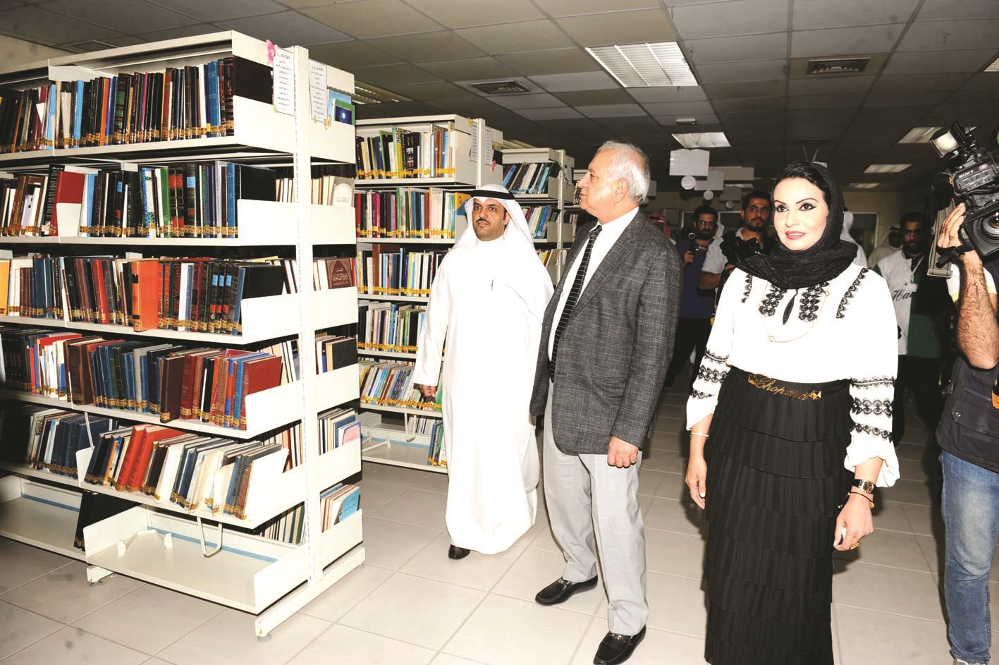 ... ويتفقد مكتبة مدرسية  (تصوير كرم ذياب)