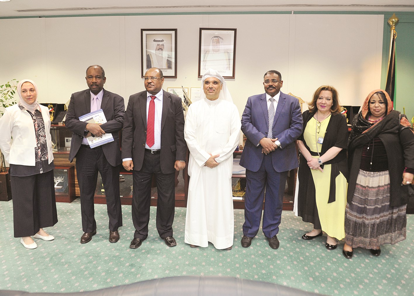 u0627u0644u0634u0637u064a u0645u062au0648u0633u0637u0627u064b u0627u0644u0648u0632u064au0631 u0627u0644u0633u0648u062fu0627u0646u064a u0648u0623u0639u0636u0627u0621 u0627u0644u0648u0641u062f u0627u0644u0645u0631u0627u0641u0642 (u062au0635u0648u064au0631 u0633u0639u062f u0647u0646u062fu0627u0648u064a)