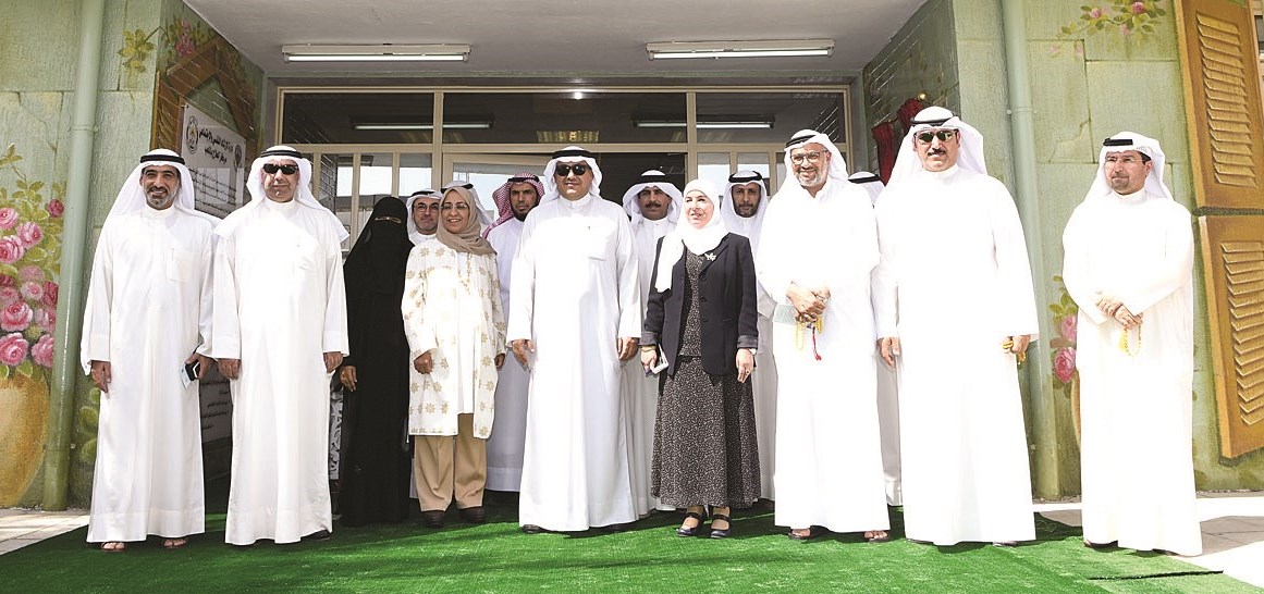 u0627u0644u0645u0637u064au0631u064a u0648u0627u0644u0645u0644u0627 u0648u0642u064au0627u062fu064au0648 u062fu0627u0631 u0627u0644u0631u0639u0627u064au0629 u0623u0645u0627u0645 u0645u0631u0643u0632 u0627u0644u0639u0644u0627u062c u0628u0627u0644u0644u0639u0628 (u062au0635u0648u064au0631 u0646u0627u064au0641 u0627u0644u0639u0642u0644u0629)