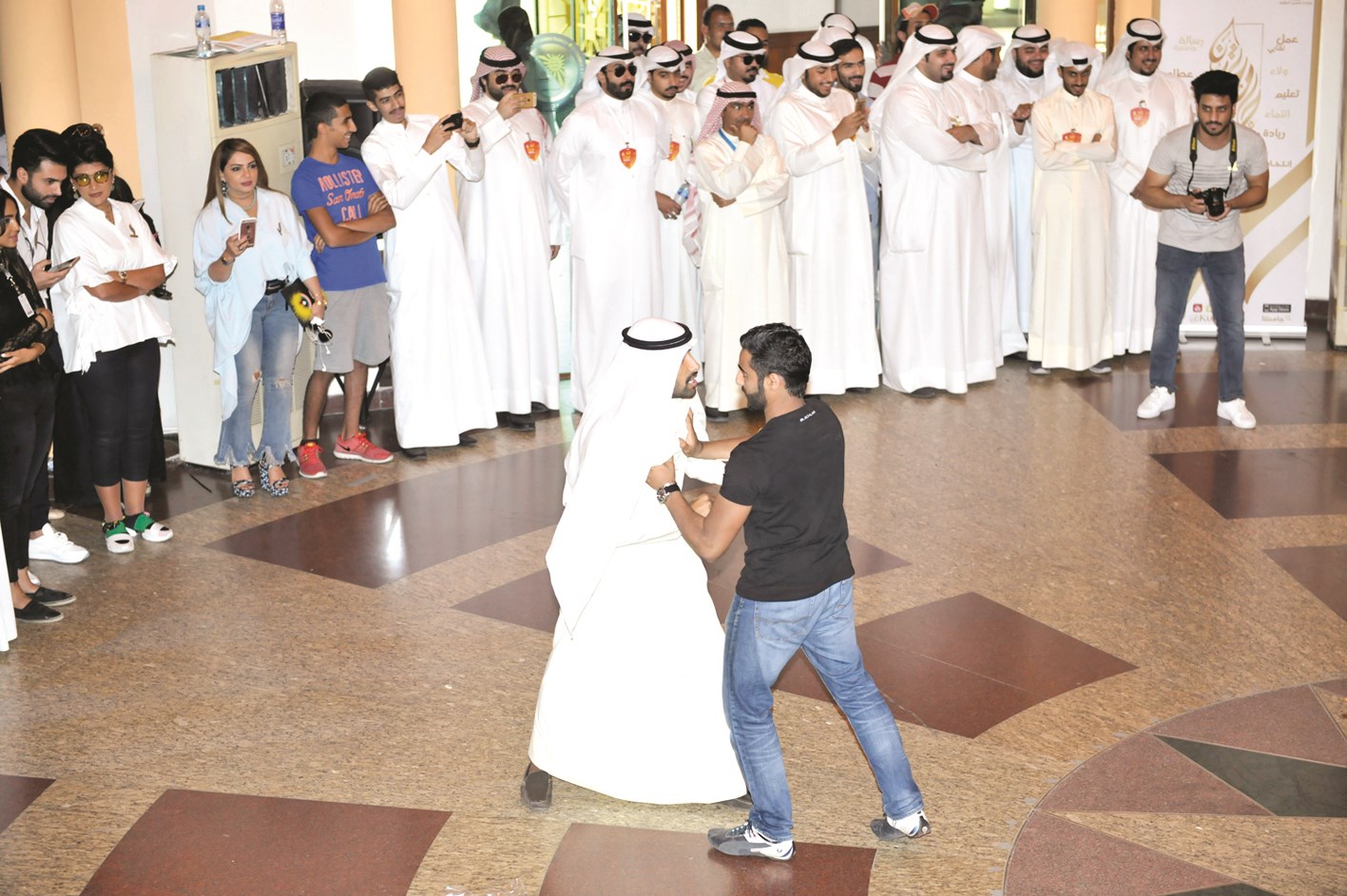 u0638u0627u0647u0631u0629 u0627u0644u0639u0646u0641 u0627u0644u0637u0644u0627u0628u064a ...u0635u062fu0627u0639 u0641u064a u0631u0623u0633 u0627u0644u062cu0627u0645u0639u0627u062a