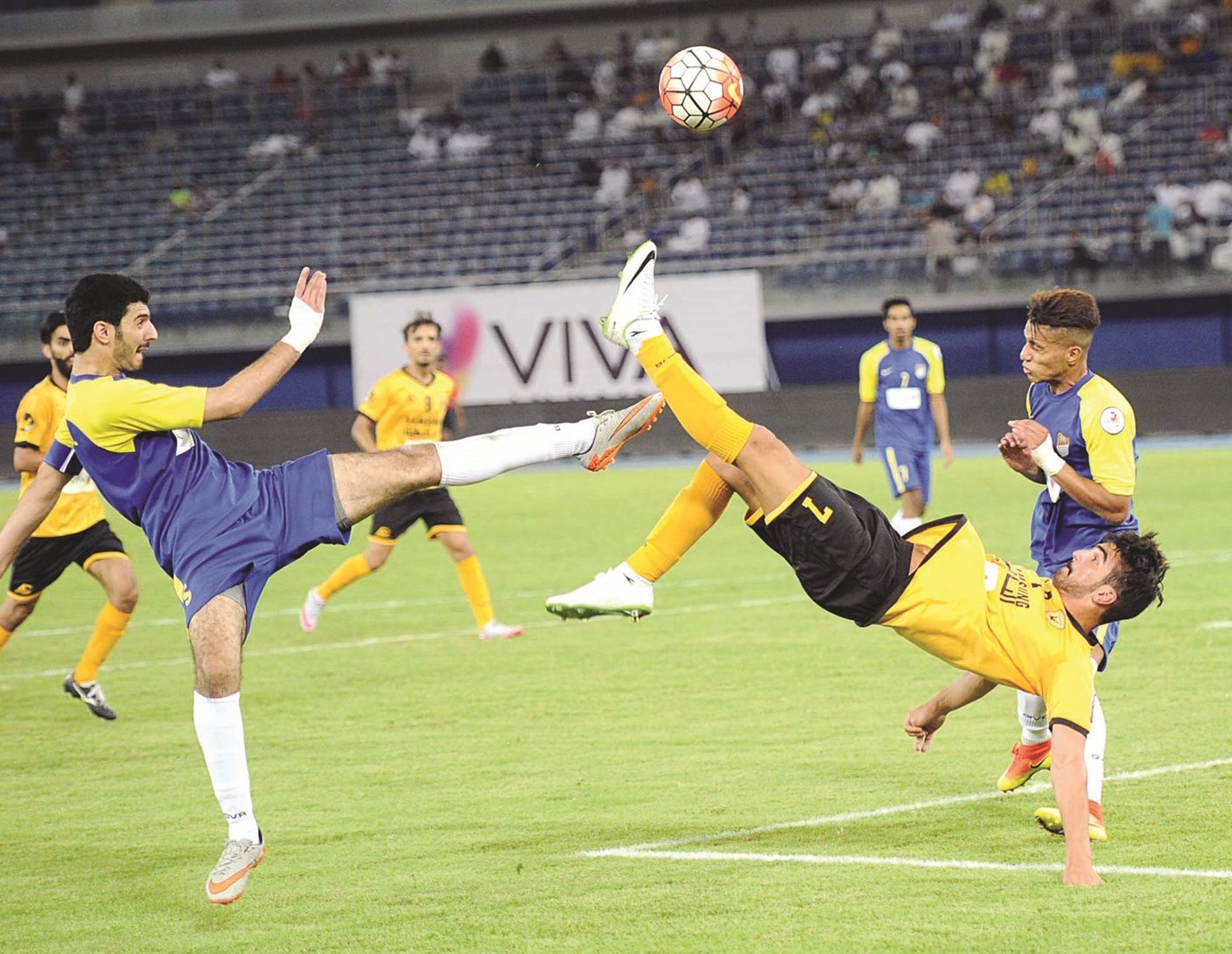 u0623u062du0645u062f u0627u0644u0631u064au0627u062du064a u0644u0627u0639u0628 u0627u0644u0642u0627u062fu0633u064au0629 u064au062du0627u0648u0644 u0637u0627u0626u0631u0627u064b u0627u0644u0648u0635u0648u0644 u0625u0644u0649 u0627u0644u0643u0631u0629 u0631u063au0645 u00abu062du0635u0627u0631u00bb u0627u0644u0633u0627u062du0644 (u062au0635u0648u064au0631 u0646u0627u064au0641 u0627u0644u0639u0642u0644u0629)