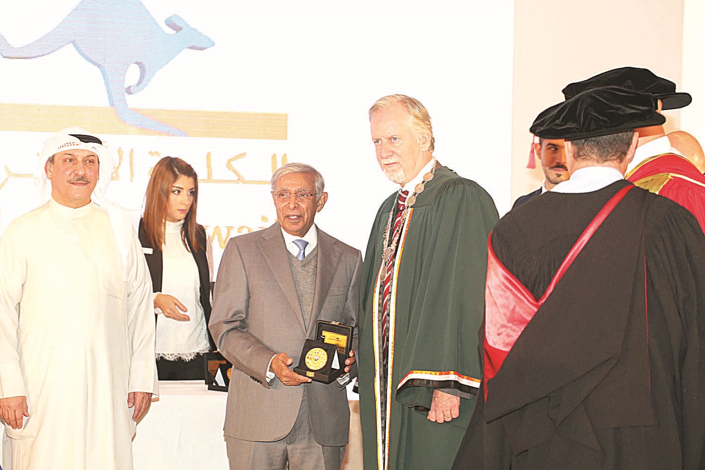 تكريم أحد الأساتذة