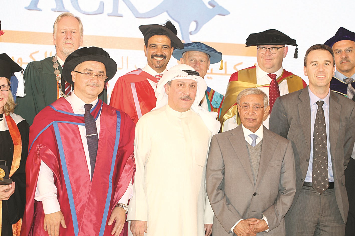 حبيب أبل يتوسط رئيس مجلس الأمناء ورئيس الكلية وبعض الأساتذة