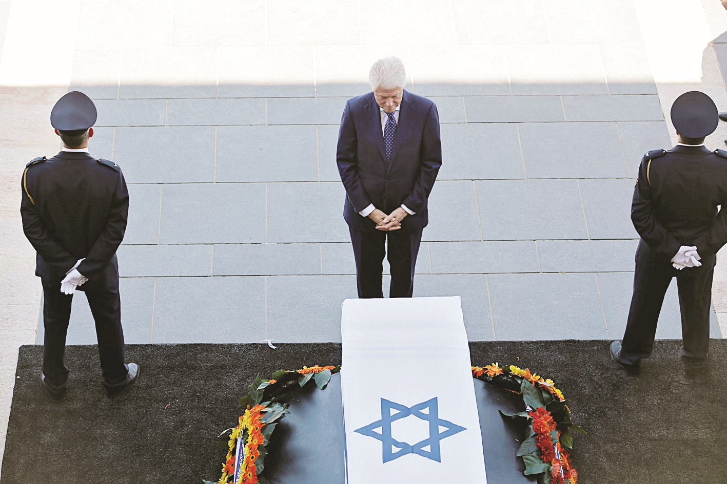 u0627u0644u0631u0626u064au0633 u0627u0644u0623u0645u064au0631u0643u064a u0627u0644u0633u0627u0628u0642 u0628u064au0644 u0643u0644u064au0646u062au0648u0646 u064au0644u0642u064a u0627u0644u0646u0638u0631u0629 u0627u0644u0623u062eu064au0631u0629 u0639u0644u0649 u062cu062bu0645u0627u0646 u0628u064au0631u064au0633 (u0631u0648u064au062au0631u0632)