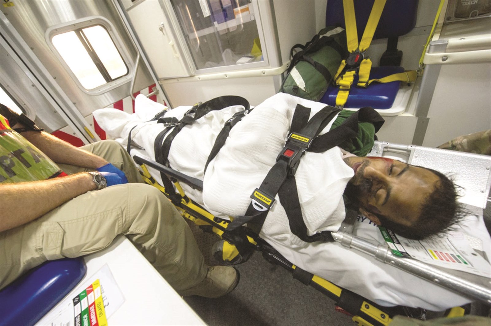 مصاب داخل الإسعاف