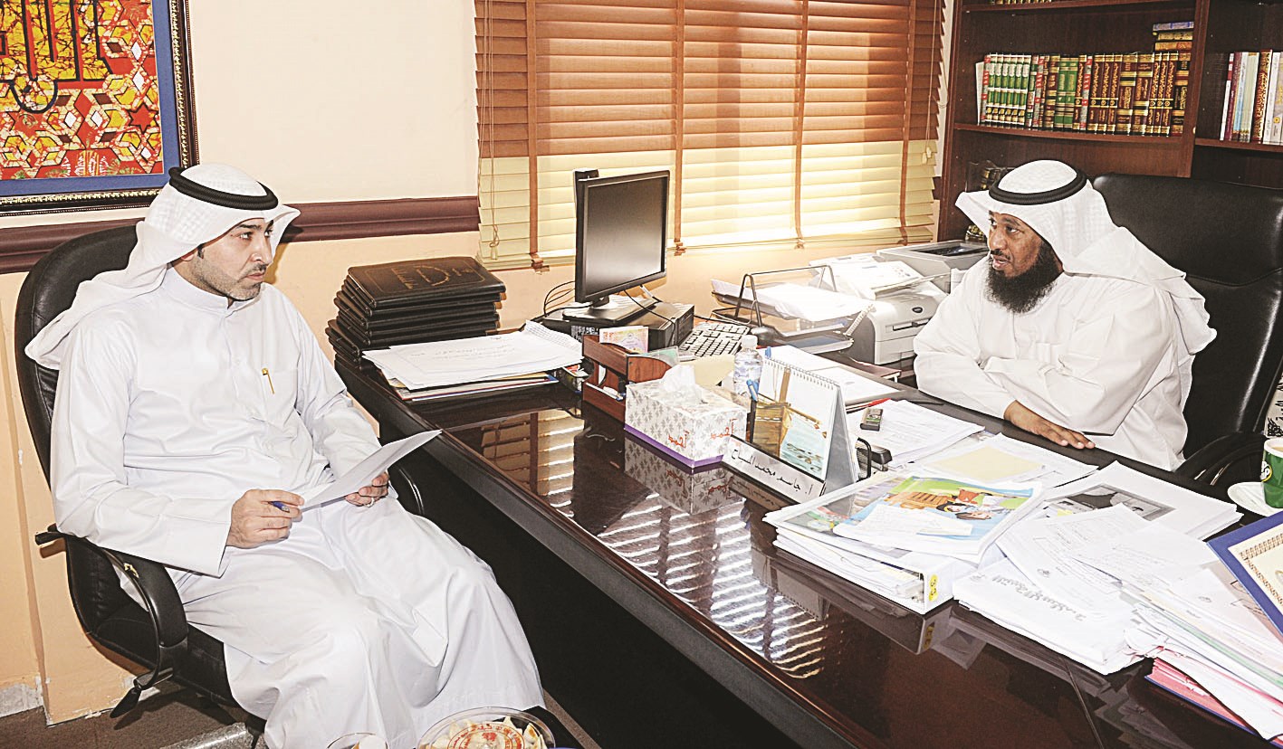 المسباح متحدثا للزميل علي التركي (تصوير زكريا عطية)