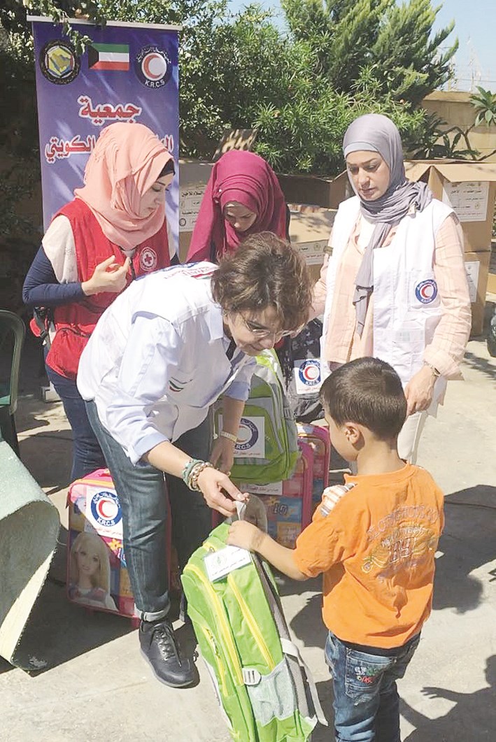 البرجس تسلم طفلا حقيبته المدرسية