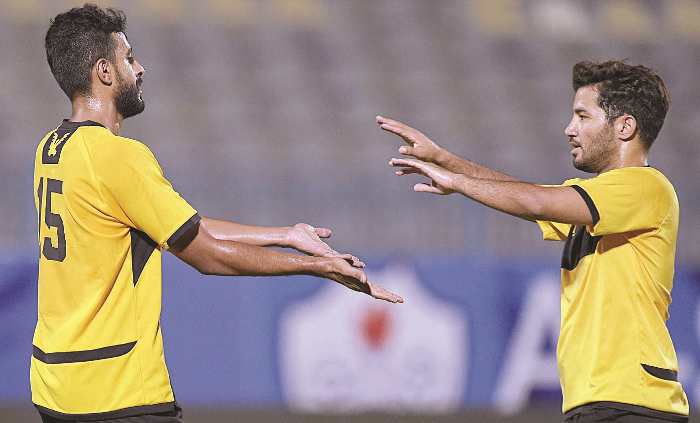 u062du0645u062f u0627u0644u0639u0646u0632u064a u0648u0633u0639u0648u062f u0627u0644u0645u062cu0645u062f u062eu0644u0627u0644 u0627u0644u0645u0628u0627u0631u0627u0629 u0623u0645u0627u0645 u0627u0644u0633u0627u062du0644 (u062au0635u0648u064au0631 u062cu0627u0633u0645 u0628u0627u0631u0648u0646)