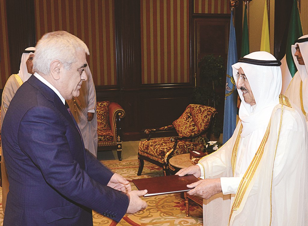 ... ويتسلم أوراق اعتماد سفير أرمينيا