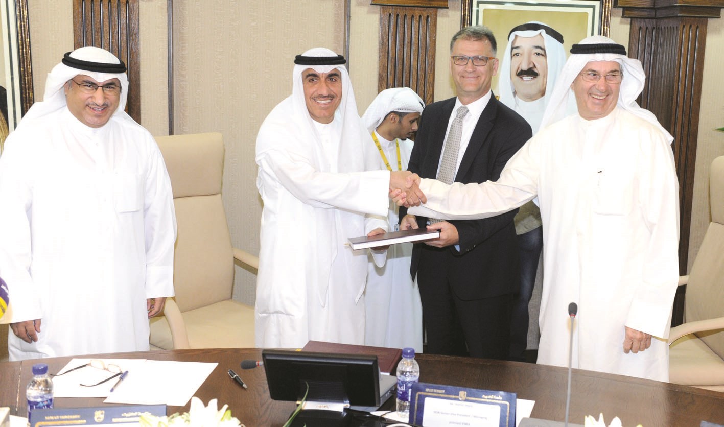 الأنصاري وممثل إحدى الشركتين المنفذتين بعد توقيع العقد